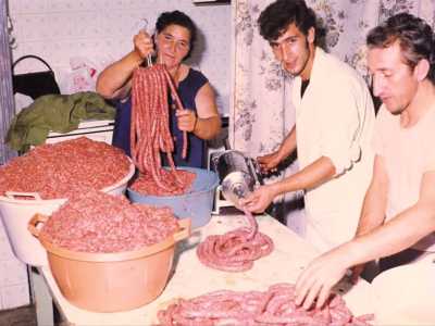 La zampina � un impasto di carne tritata di bovino mischiato a parti povere di ovino e suino, a cui si aggiunge pomodoro, pecorino, sale, pepe e prezzemolo (foto del 1974 di Giacomo Spinelli tratta dal libro �Stasera a San Michele� storia di una sagra�. La macelleria ritratta � quella di Mim� Labrocca)